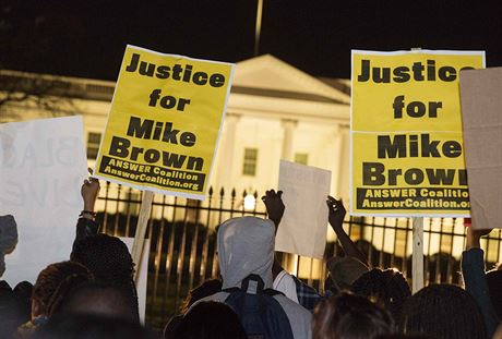 Demonstranti se ped Bílým domem domáhají spravedlnosti.