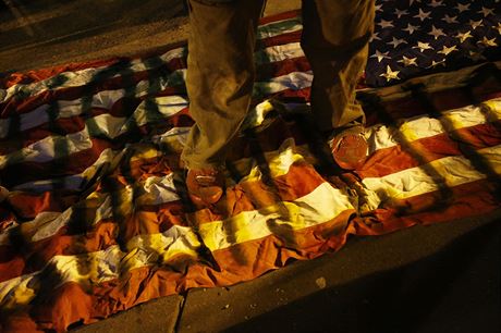 Protestujc ve Fergusonu polapv americkou vlajku.