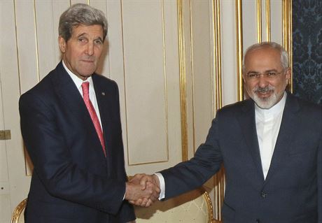 Americký ministr John Kerry (vlevo) se svým íránským protkem Mohammadem...