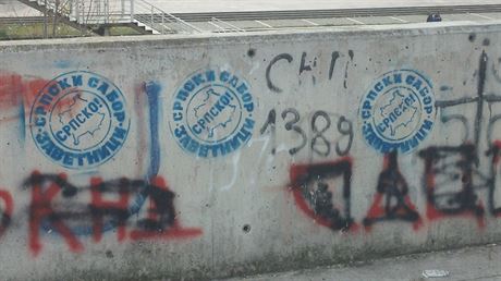 Srbskou i albnskou stranu mostu pokrvaj angaovan graffiti. Na slo 1389,...