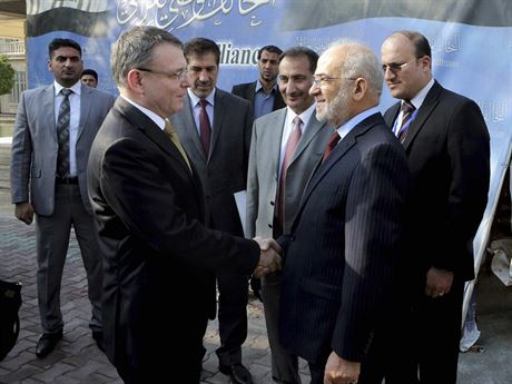 Irácký ministr zahranií Ibráhím Daafarí vítá éfa eské diplomacie Lubomíra...