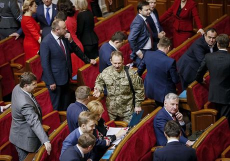Ukrajintí poslanci v sále kyjevského parlamentu.