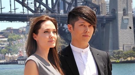 Hereka Angelina Jolie a zpvk Miyavi ped mostem Harbour Bridge v Syndey.