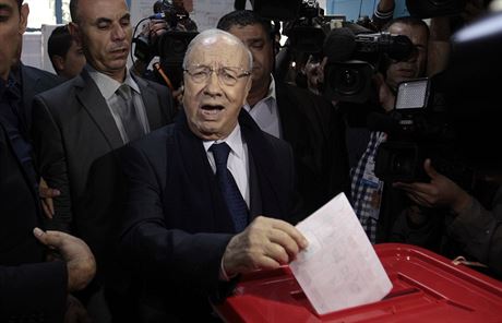 Favorit prvnch svobodnch prezidentsk voleb v Tunisku Kad Sibs vhazuje...