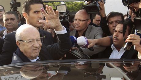 Tunisko ije prvnmi svobodnmi volbami prezidenta. Favorit Kad Sibs zdrav...