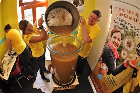 Marmeláda z 50 kilogram citron, 50 kilogram cukru a 20 litr ampaského