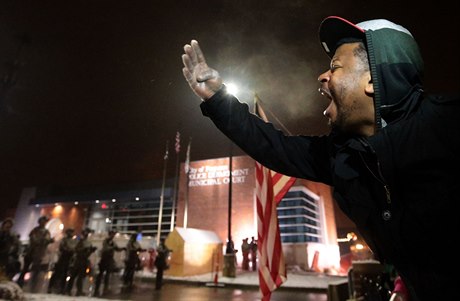 Tohle musí pestat, kií ve Fergusonu demonstrant na leny Missourijské...