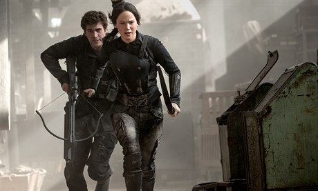 Jennifer Lawrence a Liam Hemsworth ve filmu Hunger Games: Síla vzdoru -1. ást