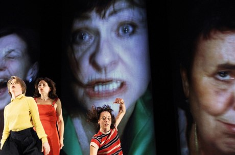 Z p�edstavení Sv�cení jara - Jarní ob�ti souboru She She Pop.