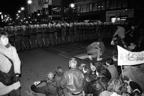 Policejní kordon 17. listopadu 1989 proti demonstrantm na Národní tíd v...