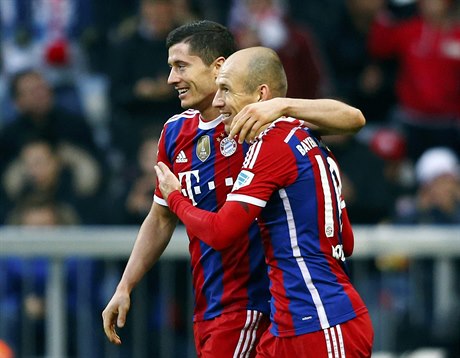 Fotbalisté Bayernu Mnichov Robert Lewandowski a Arjen Robben.