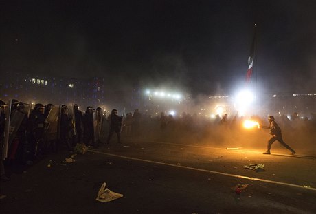 Protivládní protesty v Mexiku: Demonstranti jdou na policisty ohnm.