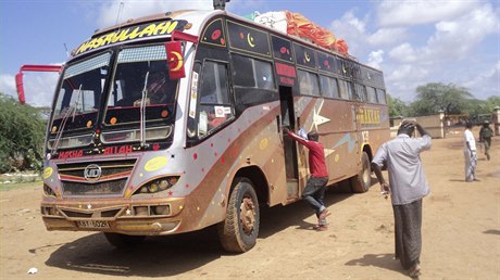 Autobus, přepadený radikály z al-Šabáb nedaleko Mandery v Keni