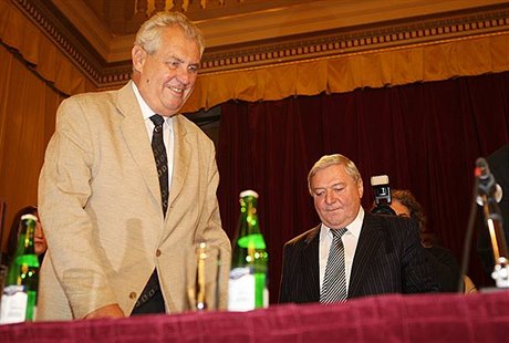 Milo Zeman (vlevo) a Miroslav louf  pi zakládání nové politické strany, SPOZ.