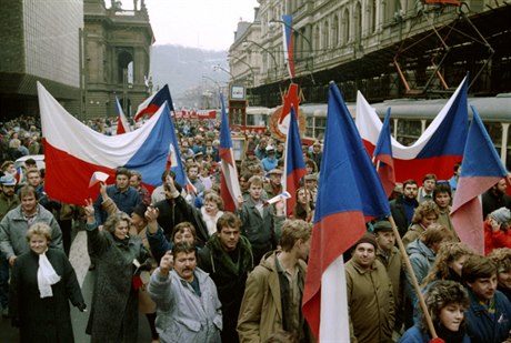 Generální stávka trvala 27. listopadu 1989 dv hodiny. Lidé se vydali na pochod...