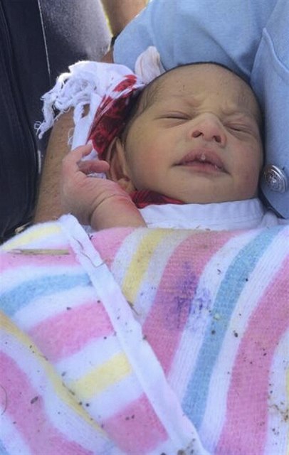 Nalezený novorozenec na snímku zveejnném australskou policií. Týden starý...