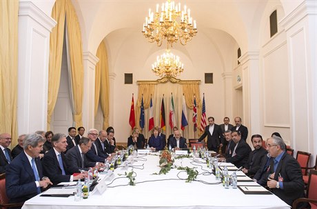 U vyjednavacího stolu. Svtová diplomacie se ve Vídni marn pokouela dosáhnout...