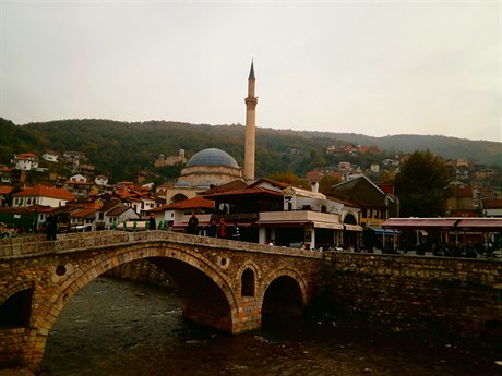 Pohled na centrum Prizrenu z nábřeží řeky Bistrica. Za Starým kamenným mostem,...