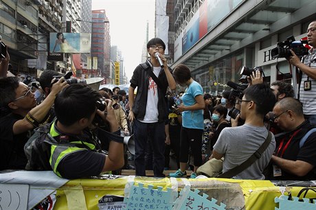 Joshua Wong promlouvá k demonstrantm.