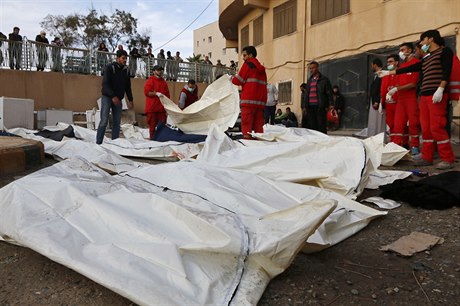 Zdravotníci ve městě Rakka zakrývají těla obět náletů.