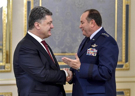 Ukrajinský prezident Petro Porošenko a velitel sil NATO v Evropě Philip...