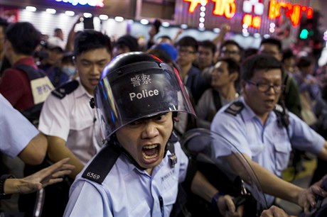 Hongkongská poádková policie zasahuje proti demonstrantm.