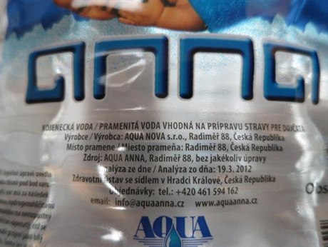 Kojenecká voda Aqua Anna obsahuje chlor.