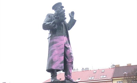 Městská část Praha 6 již zajistila odstranění nátěru ze sochy