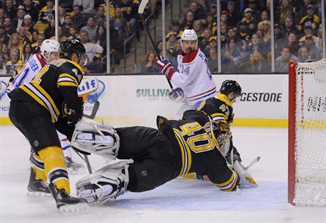 Tomá Plekanec (14) z Montreal Canadiens vpálil gól do branky Boston Bruins.