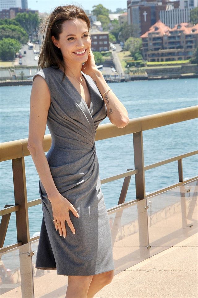 Hereka Angelina Jolie pózuje fotografm po konferenci k novému filmu Nezlomní.