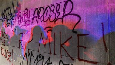 Zdi ve Fergusonu jsou pokryt npisy RIP Mike (voln peloeno odpovej v...