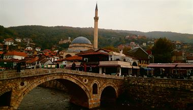 Pohled na centrum Prizrenu z nbe eky Bistrica. Za Starm kamennm mostem,...