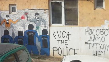 Graffiti na zdi jednoho z mitrovickch dom naznauje, e mstn nejsou s...