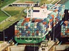 Panamský prplav, kterým kadý den projídjí obrovské kontejnerové lod