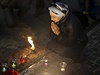 Svíky za Ukrajinu. ena se modlí nja dlab Kyjeva.