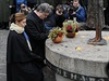 Prezident Petro Poroenko se s enou Marií modlí ped sochou pipomínající...