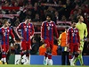 Zklamání. Fotbalisté Bayernu Mnichov opoutí trávník se svenými hlavami.