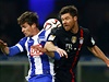 Hlavikov souboj. Valentin Stocker (vlevo) a Xabi Alonso.