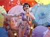 Barevné vystoupení Katy Perry.