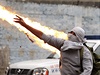 Protivládní demonstrace v Mexiku: Maskovaný demonstrant vrhá na policii...