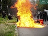 Protivládní demonstrace v Mexiku: Protestující zapalují budovy, auta i motorky.