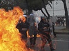 Protivládní demonstrace v Mexiku: Policie je bombardována molotovovými koktejly.