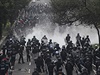 Protivládní demonstrace v Mexiku: Poádkové síly kráí vstíc protestujícím.