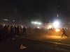 Protivládní protesty v Mexiku: Demonstranti jdou na policisty ohnm.