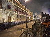 Protivládní protesty v Mexiku: Demonstranti se chystají na pelezení zábran.