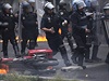 Protivládní protesty v Mexiku: Policisté vrhají na demonstranty kameny, které...