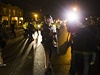 Policista v St. Louis rozhání demonstranty, poadující odsouzení policisty,...