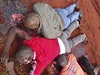 Obti útoku milicí al-abáb nedaleko Mandery v Keni.