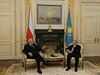 Prezident Milo Zeman (vlevo) se seel 24. listopadu v Astan s kazaským...