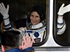 Kosmonautka Cristoforetti mává z autobusu na Bajkonuru.